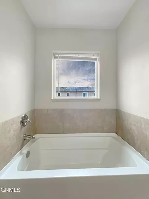 Bath - 5805 Victoria Ave, Williston, ND 58801 photo 3 of 5
