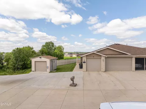 2511 Nash Ln SE, Mandan, ND 58554