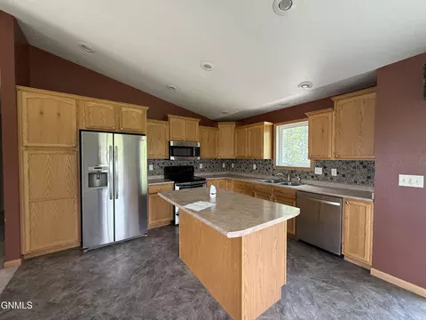 9351 11th Ave SE, Minot, ND 58701 photo 4