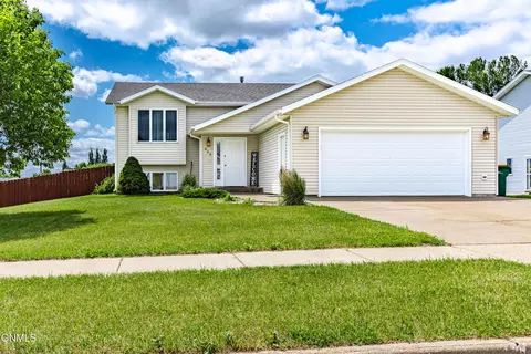 935 Mahone Ave, Bismarck, ND 58503