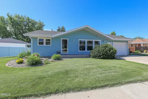 101 Cherokee Ave, Bismarck, ND 58501