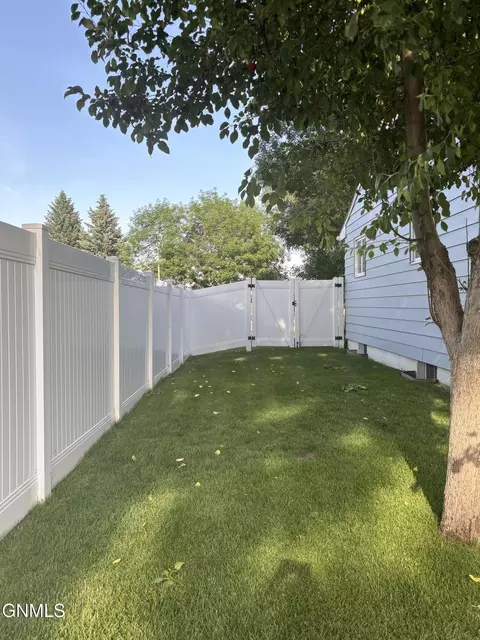 1401 University Ave, Williston, ND 58801 photo 6