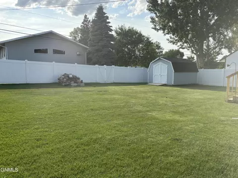 1401 University Ave, Williston, ND 58801 photo 3