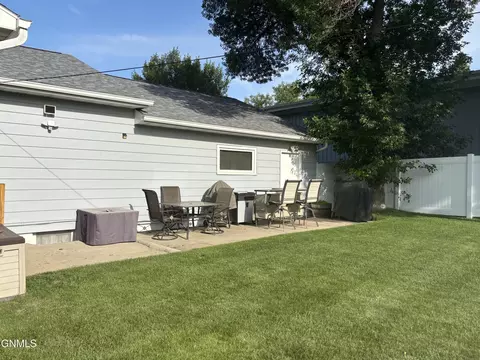 1401 University Ave, Williston, ND 58801 photo 4