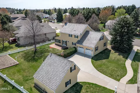 1872 Contessa Dr, Bismarck, ND 58503