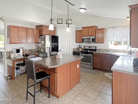2810 24th St W, Williston, ND 58801 photo 8