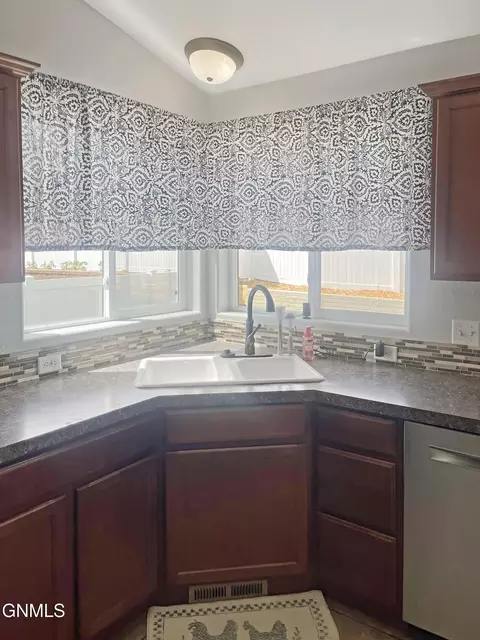2810 24th St W, Williston, ND 58801 photo 11