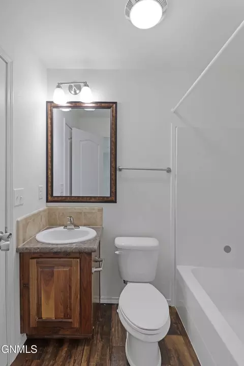 Bath - 804 40th St E, Williston, ND 58801 photo 6 of 7