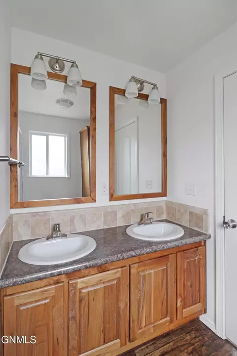 Bath - 804 40th St E, Williston, ND 58801 photo 4 of 7