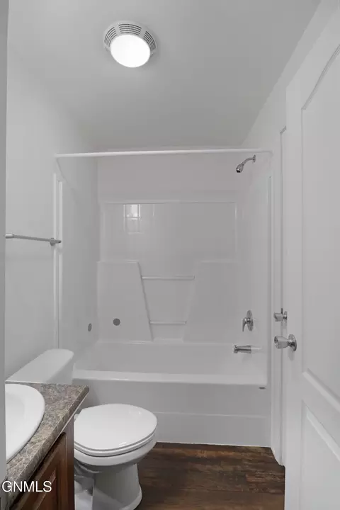 Bath - 804 40th St E, Williston, ND 58801 photo 5 of 7
