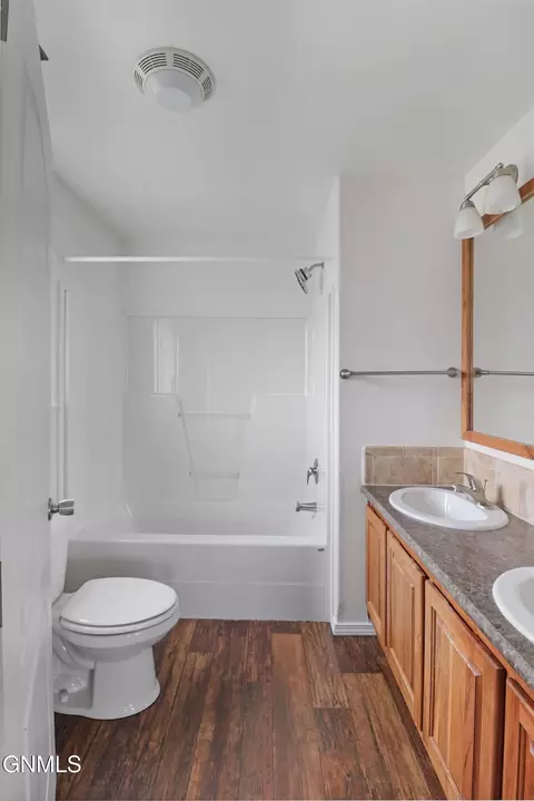 Bath - 804 40th St E, Williston, ND 58801 photo 3 of 7