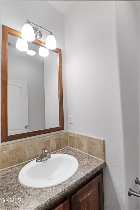 Bath - 804 40th St E, Williston, ND 58801 photo 2 of 7