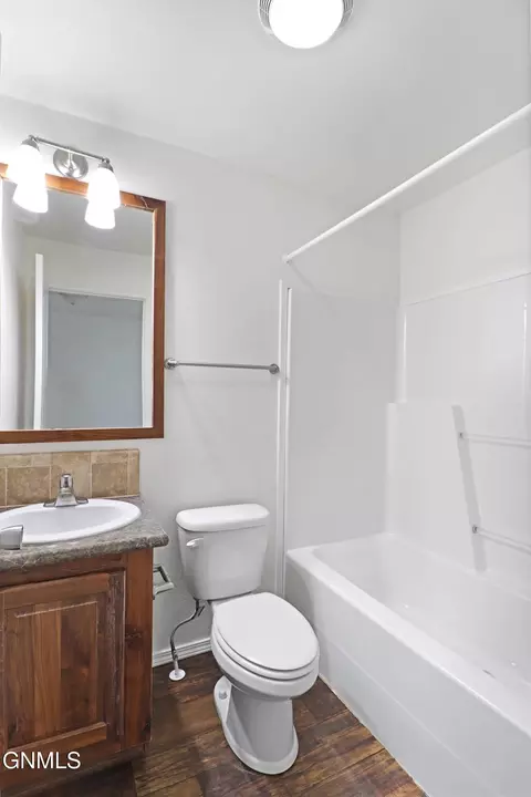 Bath - 804 40th St E, Williston, ND 58801 photo 7 of 7