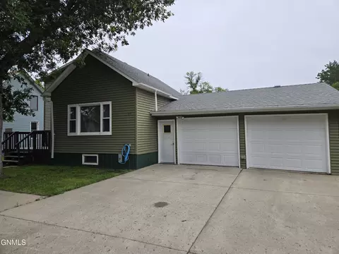 115 5th St S, Wishek, ND 58495