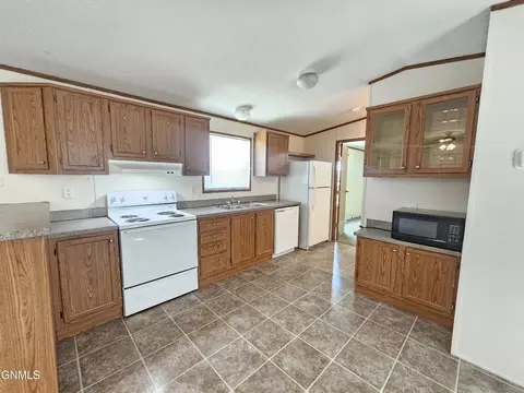 2008 6th Ave W, Williston, ND 58801 photo 4