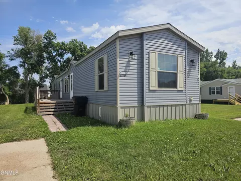 2710 7th Ave W, Williston, ND 58801 photo 3