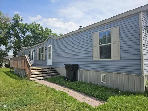 2710 7th Ave W, Williston, ND 58801 photo 2