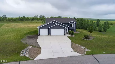 7115 Tiffany Dr, Bismarck, ND 58504
