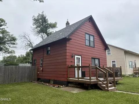 1122 11th Ave SE, Jamestown, ND 58401