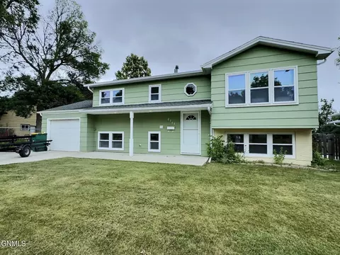 2115 Marian Dr, Bismarck, ND 58501