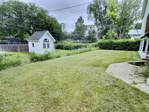 2115 Marian Dr, Bismarck, ND 58501 photo 2