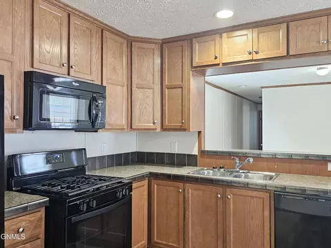 1023 28th St W, Williston, ND 58801 photo 6