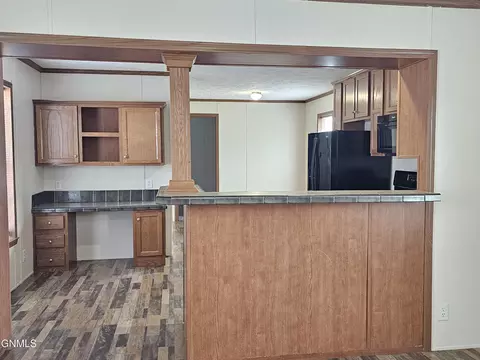 1023 28th St W, Williston, ND 58801 photo 5