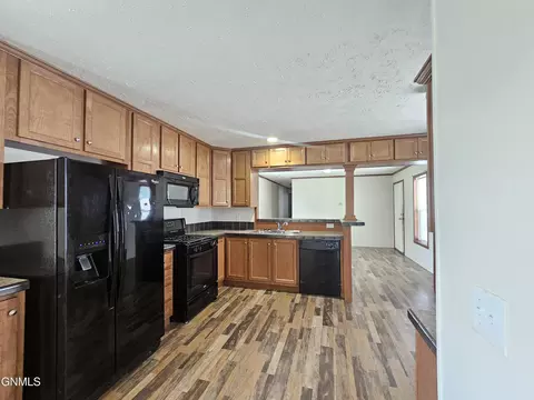 1023 28th St W, Williston, ND 58801 photo 7