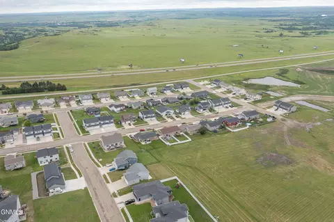 4704 Corvette St NW, Mandan, ND 58554 photo 36