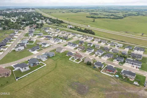 4704 Corvette St NW, Mandan, ND 58554 photo 35