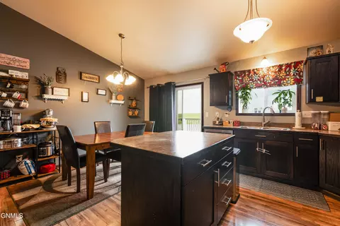 4704 Corvette St NW, Mandan, ND 58554 photo 9