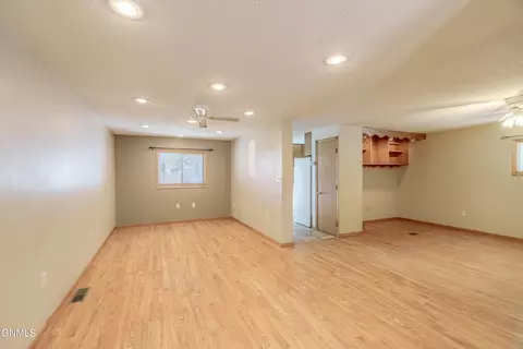 1417 8th Ave SE, Mandan, ND 58554 photo 3