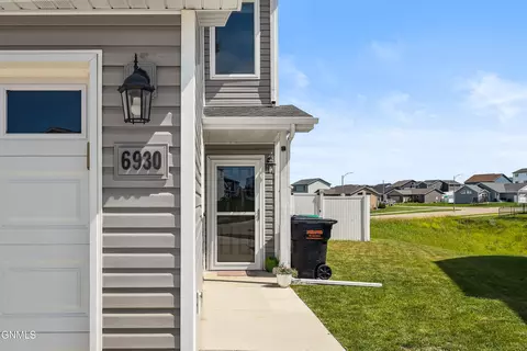 6930 Majestic Loop, Bismarck, ND 58504 photo 2