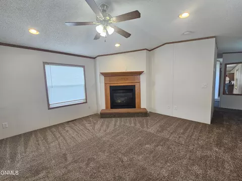 806 27th St W, Williston, ND 58801 photo 8