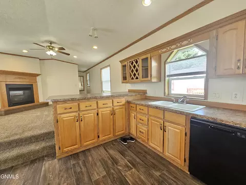 806 27th St W, Williston, ND 58801 photo 4