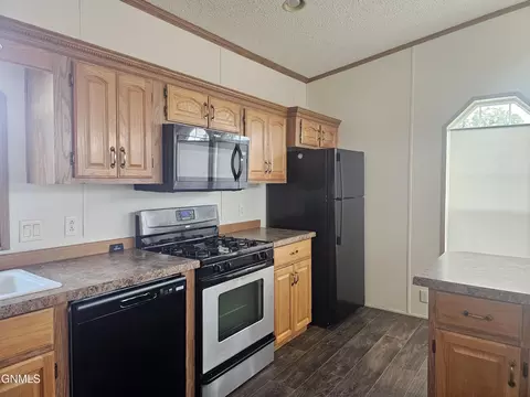 806 27th St W, Williston, ND 58801 photo 9