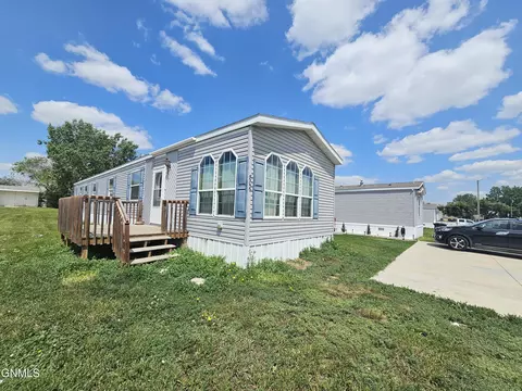 806 27th St W, Williston, ND 58801 photo 2