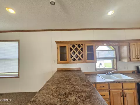 806 27th St W, Williston, ND 58801 photo 10