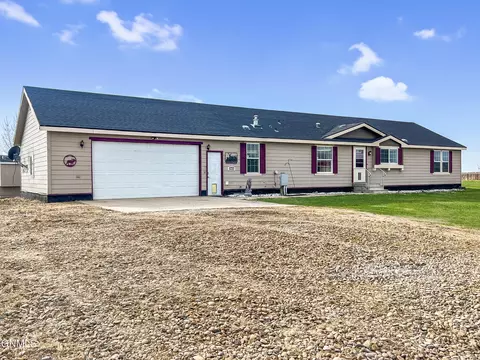 5733 Freedom Ln, Williston, ND 58801 photo 4