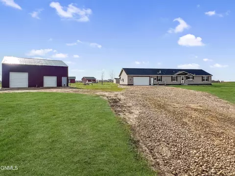 5733 Freedom Ln, Williston, ND 58801 photo 3