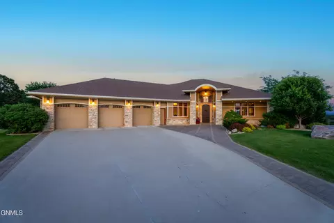 3207 Aspen Ln, Bismarck, ND 58503