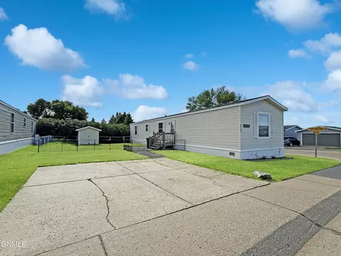 4202 Patriot Dr, Bismarck, ND 58503