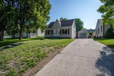 708 4th Ave NW, Mandan, ND 58554