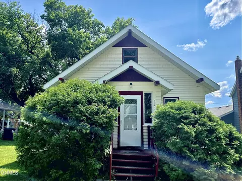913 Cedar Ave, Harvey, ND 58341