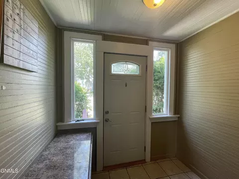 Entry Way - 913 Cedar Ave, Harvey, ND 58341 photo 1 of 2