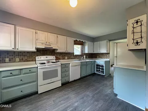 Kitchen - 913 Cedar Ave, Harvey, ND 58341 photo 1 of 2