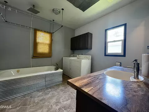 Bath - 913 Cedar Ave, Harvey, ND 58341 photo 1 of 2