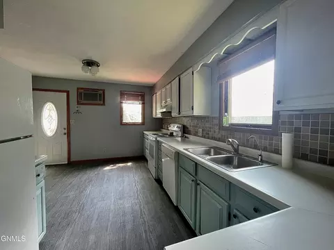 Kitchen - 913 Cedar Ave, Harvey, ND 58341 photo 2 of 2