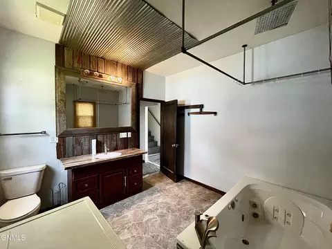 Bath - 913 Cedar Ave, Harvey, ND 58341 photo 2 of 2