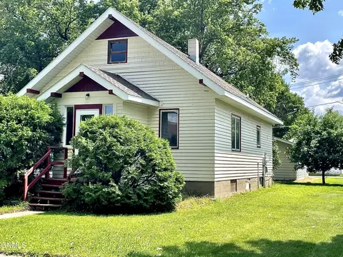 Exterior - 913 Cedar Ave, Harvey, ND 58341 photo 2 of 2
